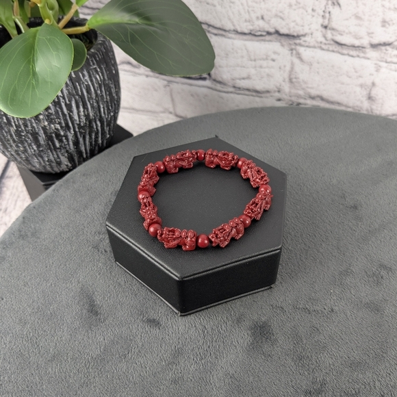 Carved red cinnabar stretchy bracelet - Picture 1 of 8